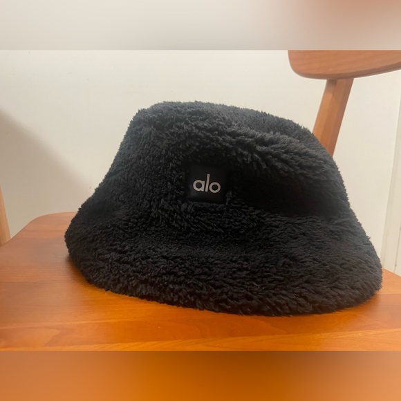 ALO Yoga Other - ALO Yoga Black Sherpa Bucket Hat with Logo Patch
